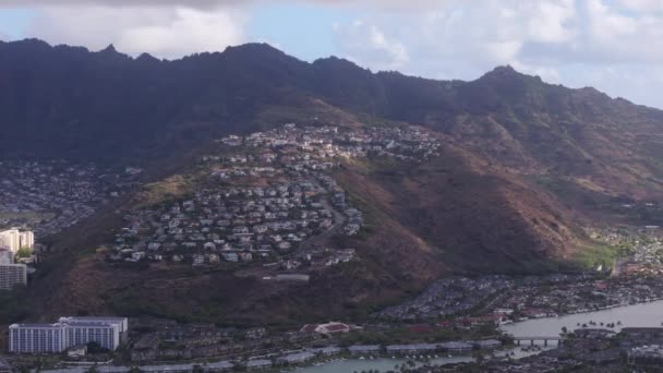 宜家夏威夷凯住宅区 檀香山郊区城镇坐落在美丽的夏威夷山脉的山丘上 房子建在俯瞰大海的陡峭的山上 华胡岛的房地产背景 购买报价 — 图库视频影像