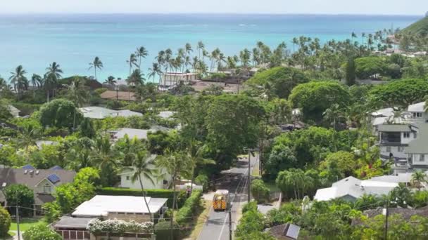 Aerial Näkymä Ambulanssi Ajoneuvon Ajo Oahu Saari Havaiji Keltainen Ensimmäinen — kuvapankkivideo