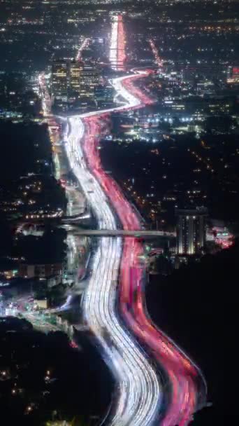 在美国洛杉矶405号公路和建筑物上 垂直视频移动内容美丽的顶部视图 车流的时滞 4K城市景观创新概念 金融技术 — 图库视频影像