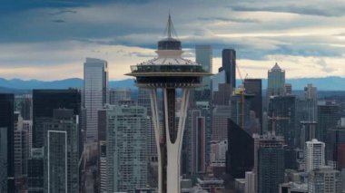 Seattle şehir merkezinde, kasvetli soğuk bir günde gözlem kulesinin arka planında. Bulutlu Washington eyaleti için tipik hava durumu. Rainier Dağı 'nın hareketli arka planında ABD ile bulutlu kış gününde manzaralı şehir manzarası