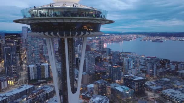 시애틀 다운타운의 타워의 데크를 배경으로 닫습니다 워싱턴 주에서 시애틀의 풍경을 — 비디오