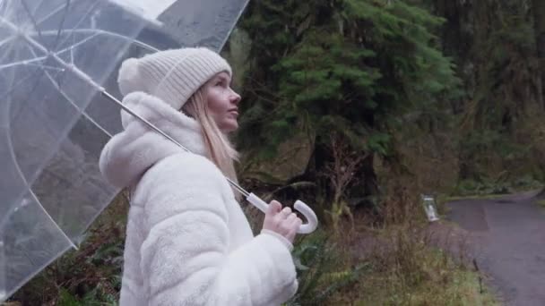 Une Silhouette Contentée Dans Manteau Pelucheux Blanc Regarde Dans Couvert — Video