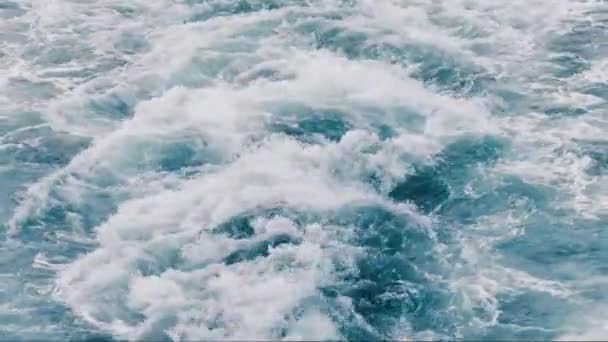 慢镜头捕捉了一艘大型船只在海洋中苏醒的宁静而复杂的模式 凸显了水与运动的和平互动 影像4K — 图库视频影像