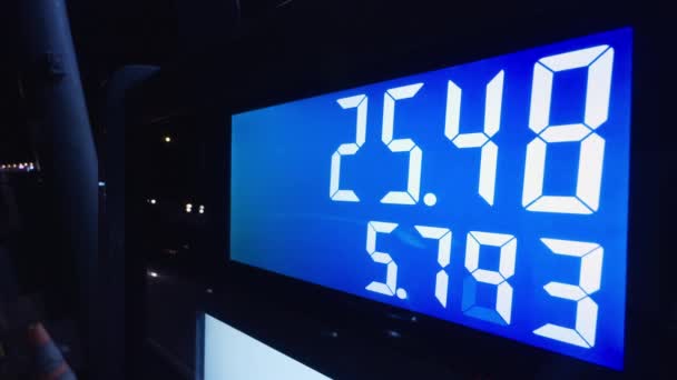 Zbliżenie Cyfrowego Wyświetlacza Pomp Paliwowych Pokazującego Koszty Galony Stacji Benzynowej — Wideo stockowe