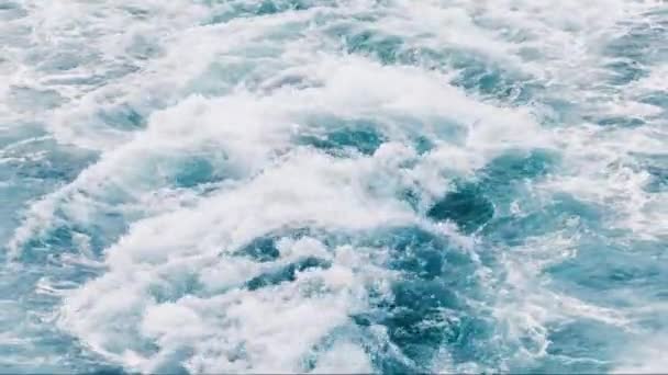 Yavaş Çekim Büyük Gemilerin Sakin Karmaşık Desenlerini Yakalar Okyanusta Uyanır — Stok video