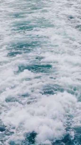 垂直录像 慢镜头捕捉了一艘大型船只在海洋中苏醒的宁静而复杂的模式 凸显了水与运动的和平互动 影像4K — 图库视频影像