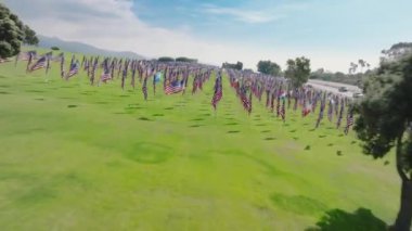 Canlı bir insansız hava aracı, 9.11 'in anısına dalgalanan 3000 Amerikan bayrağını gözler önüne seriyor. Çekim 4K. 