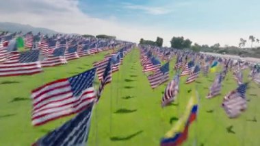 Hızlı bir hava temizliği, 9.11 terör saldırısı kurbanlarının anısına 3000 Amerikan bayrağının dokunaklı görüntüsünü yakaladı. Çekim 4K. 