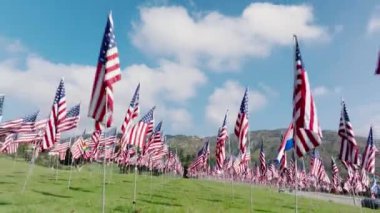 11 Eylül trajedisinin hatırası ve onuru için rüzgarda dalgalanan güçlü Amerikan bayrakları. Ağır çekim. Çekim 4K. 