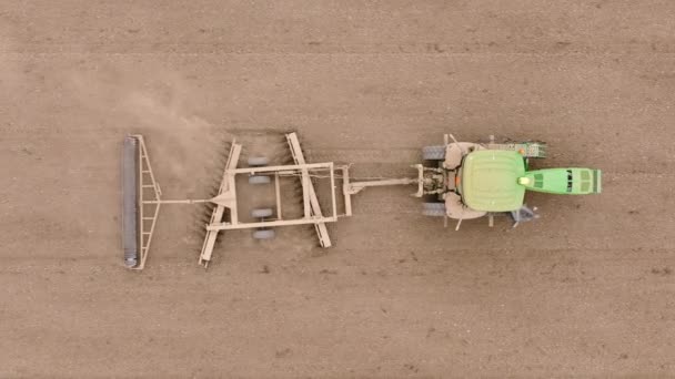 Flygperspektiv Modern Traktor Med Rorkult Fastsättning Aktivt Vända Över Jord — Stockvideo