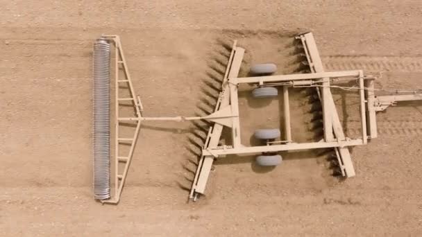 Detailní Záběr Traktoru Akci Podrobným Pohledem Stroje Obdělávající Půdu Důkazem — Stock video