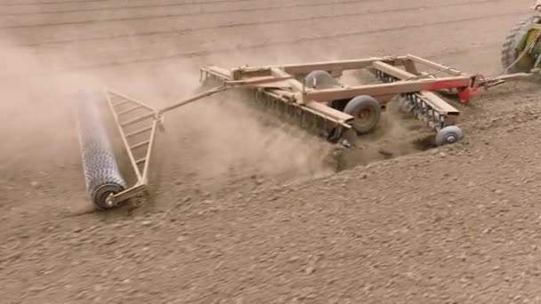 Plan Rapproché Tracteur Puissant Avec Outil Travail Sol Générant Nuage — Video