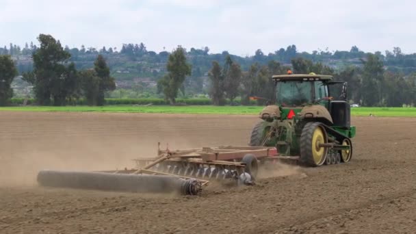 Traktor Orá Suché Pole Zvedá Prach Běžná Scéna Zemědělských Oblastech — Stock video