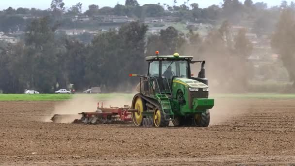 Modern Bir Traktör Toprağı Sürerken Yakalandı Tarım Alanını Bir Sonraki — Stok video