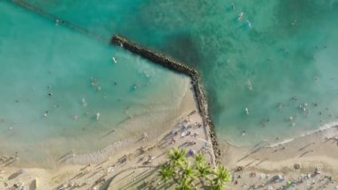 Cennet adası doğası. Yaz tatilinin uzay duvar kağıdını tropik Hawaii 'de kopyala. Mavi suda yüzen ve altın güneş altında güneşlenen insanlar. Güzel Waikiki plajının yukarıdan manzarası