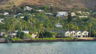 Sahildeki yazlıkların modern binaları kiralık. Oahu Adası emlak konsepti. Zengin insanlar Hawaii adasında tropikal tatilin tadını çıkarıyorlar. Lanikai sahilindeki okyanus manzaralı villalar.
