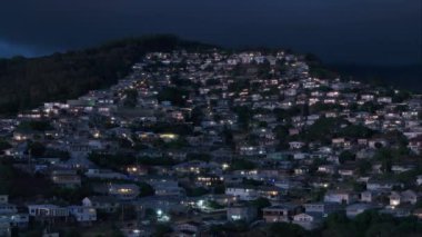 Waahila Ridge Eyalet Rekreasyon Alanının aşağısındaki yerleşim bölgesinin havadan görüntüsü. Geceleri Honolulu 'nun banliyö bölgesi Hawaii Eyaleti. Tropik Oahu adasındaki tepelerde emlak evleri