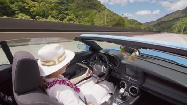Traveler Orchid Lei White Hat Driving Car Roof Enjoy Wind — Stock Video