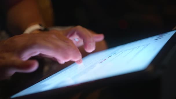 장치의 화면을 닫습니다 온라인으로 일하는 사업가 인터넷 태블릿 이메일 미디어 — 비디오