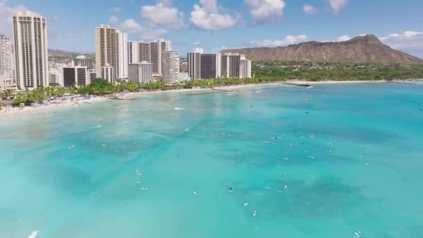 화창한 아름다운 다이아몬드 와이키키 리조트 파노라마에서 바다와 하와이 이국적인 오아후 — 비디오