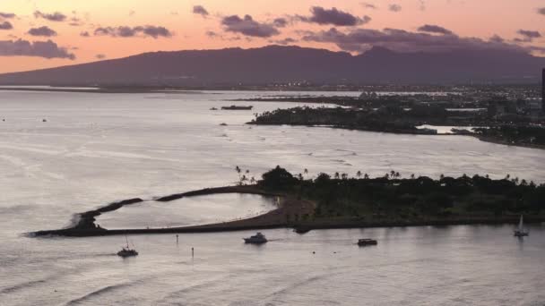 Pastelowe Różowe Złote Chmury Nad Zatoką Honolulu Nowoczesnym Centrum Nowoczesne — Wideo stockowe