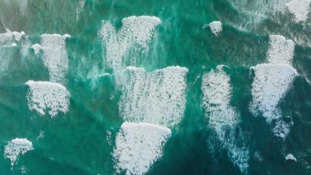 白い泡立った波を持つ深いターコイズの海 海岸で泡で破壊された ティールグリーン海の波のドローンショット サーファースポット ハワイ 海岸に走る風光明媚な強力な波の上のオーバーヘッド空中 — ストック動画