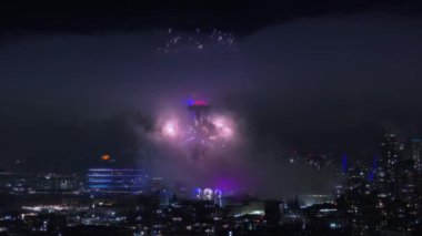 Gece şehir merkezinde güzel bir Seattle şehri. Geceleri renkli havai fişekler patlıyor. ABD 'deki gözlem kulesindeki havai fişek gösterisi gece aydınlandı. 2024 yılının gece kutlamalarında havai fişek gösterisi