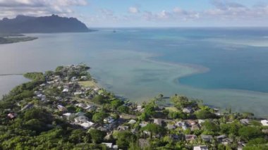 Oahu adasının rüzgarlı sahillerinde bulunan Kahaluu yerleşim bölgesi. Mavi okyanustaki Kaneohe Körfezi 'ne bakan yeşil tepedeki evler. Kualoa çiftlik manzaralı küçük bir köy. Güneşli bir gün Hawaii 