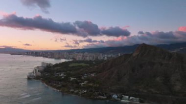 Elmas başlı volkanik dağ okyanus manzaralı. Honolulu şehir merkezindeki sinema tarihi hareketli arka planda. Oahu adası turistik merkezi ve devlet parkını ziyaret etmek zorundayız. Gün batımı gökyüzü