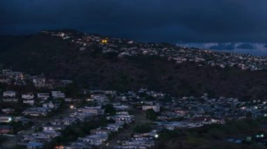 Wilhelmina hava karardıktan sonra yükselir. Geceleri Honolulu 'nun banliyö bölgesi Hawaii Eyaleti. Tropik Oahu adasındaki tepelerde emlak evleri. İkamet bölgesinin hava görüntüsü, ABD 4K İHA 'sı