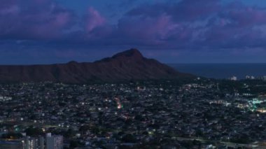 Günbatımından sonra gökyüzünün hareketli arka planında, Honolulu 'da elmas başlı sinema simgesi. Oahu adası turistik merkezi ve devlet parkını ziyaret etmek zorundayız. Okyanustan volkanik dağ manzarası. 