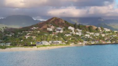 Gündoğumunda Lanikai plajı, hava manzaralı. Hawaii adasında pahalı su paravanı. Oahu 'da emlak işi geçmişi var. Kailua Lanikai sahil kasabasında tatil. Manzaralı tropikal doğa manzarası