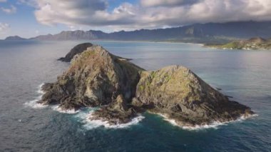 El değmemiş Hawaii doğası. Oahu adasının rüzgârlı sahillerinde Na Mokulua adalarının üzerinde hava görüntüsü. İnsansız hava aracı kamerasının Hawaii turizm geçmişi. Açık hava macerası için manzara manzarası