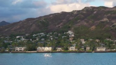 Lüks plaj villaları ve satılık kulübelerle emlak işi. Lanikai plajı Oahu Hawaii 'de huzurlu bir yer. Tropikal adada bir emlak mülkü. Kailua 'nın dağlarında kiralık evler.