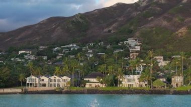 Lanikai plajı Oahu Hawaii 'de huzurlu bir yer. Tropikal adada bir emlak mülkü. Kailua Dağları 'ndaki ev kiraları. Lüks plaj villaları ve satılık kulübelerle emlak işi.