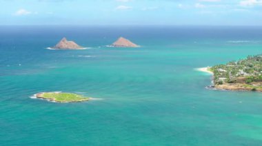 Lanikai plajı Oahu adasında güneşli bir yaz günü. Hawaii deniz manzaralı bir yer. Yaz tatili turizmi için arka planı kopyalayın. Amerika 'nın egzotik adasındaki güzel tropikal doğa. Kailua şehrinin üzerinde.