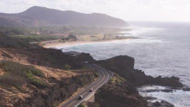 Terkedilmiş doğa manzaralı yol. Yeşil ev etkisinden dolayı kurumuş tropikal ada. Bir zamanlar yemyeşil Hawaii adasının kuru tepeleri olan iklim değişikliği konsepti. Koko volkan krateri manzaralı kuraklık mevsimi