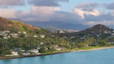 Kailua Dağları 'ndaki ev kiraları. Lüks plaj villaları ve satılık kulübelerle emlak işi. Lanikai plajı Oahu Hawaii 'de huzurlu bir yer. Tropikal adada gayrimenkul