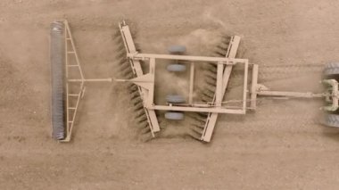 Yüksek çözünürlüklü bir çekim, toprağı ekime hazırlarken traktörlerin çekme ekipmanlarını yakalıyor, ki bu temel bir tarım süreci. Çekim 4K. 