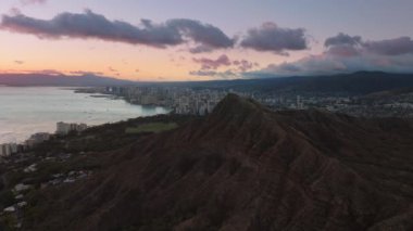 Honolulu şehir merkezindeki Diamond Head dağ yürüyüşü patikasının tepesindeki sığınaklardan. Diamond Head yanardağ kraterinden Honolulu 'nun hava görüntüsü. Oahu Adası 'nın başkenti. Gün batımında turistik bir yer.