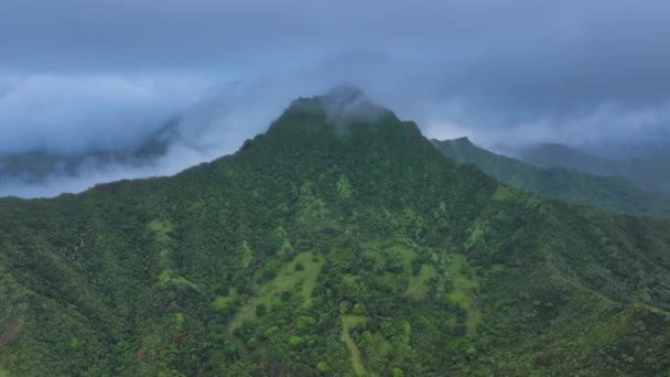 Nsansız Hava Aracı Destansı Dağ Sırtı Üzerinde Uçuyor Oahu Adasında — Stok video
