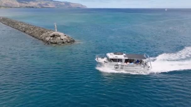 Vannsportsaktivitet Hawaii Sommer Solfylt Dagslys Liten Hurtigbåt Som Returnerer Tilbake – stockvideo