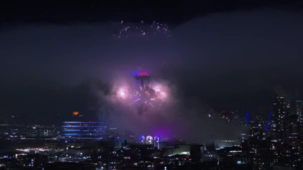 美丽的西雅图市中心夜晚 五彩缤纷的焰火在夜间爆炸 在夜间照明的了望塔上的烟火表演 四年新年晚会上的烟火表演 — 图库视频影像