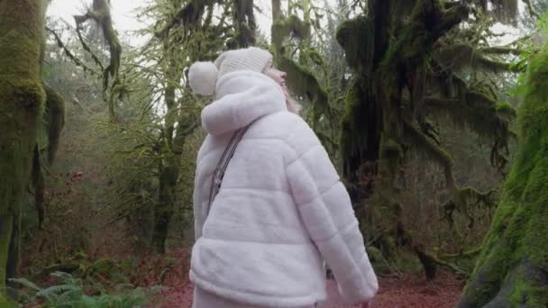Задумчивый Исследователь Пушистой Белой Куртке Наслаждается Одиночеством Среди Древних Покрытых Стоковый Видеоролик