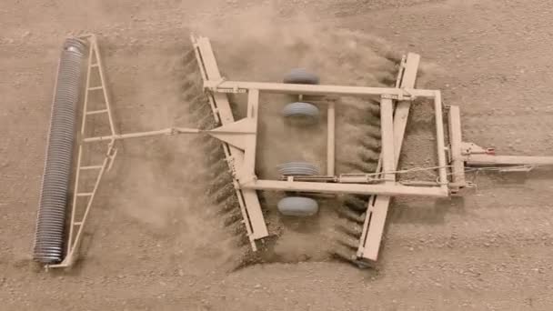 Vzdušný Pohled Traktor Kultivačním Strojem Který Rozdmýchává Prach Připravuje Půdu — Stock video