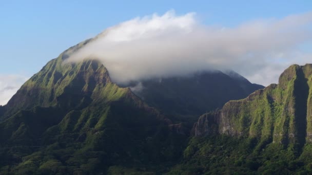 扫描海岸悬崖峰景的电影天线 史诗夏威夷风景为复制背景 奥胡岛的神奇日出景色宜人的努瓦努古力观光台 云彩覆盖山巅 — 图库视频影像