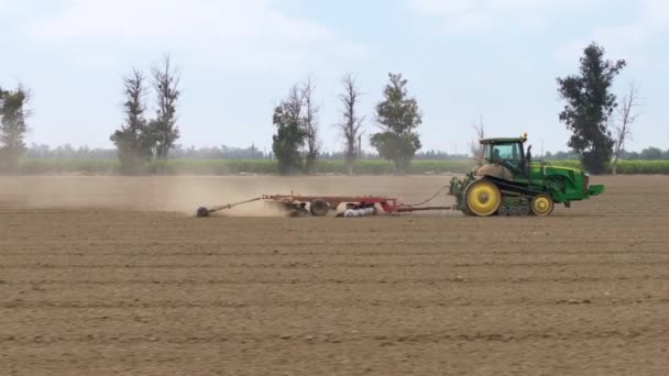 강력한 트랙터는 조용한 농장에 심기를위한 토양을 준비하면서 덩어리를 만듭니다 동영상 — 비디오