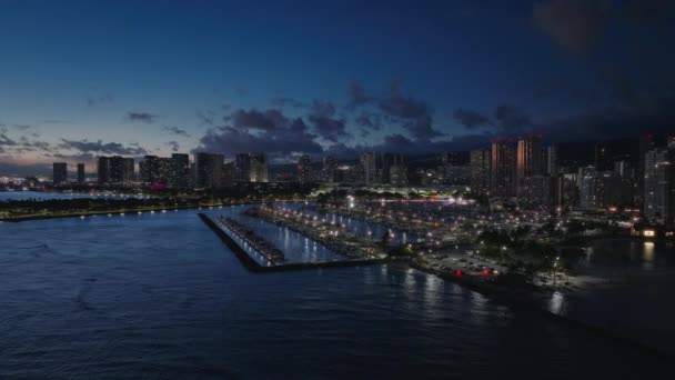 Piękne Nowoczesne Budynki Honolulu Oświetlone Nocy Drone Strzał Wody Hawajów — Wideo stockowe