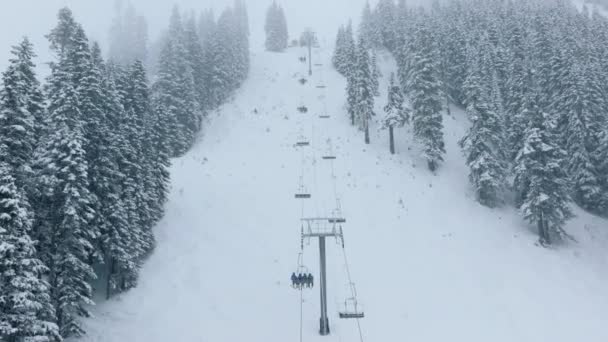 人们乘坐滑雪电梯在史蒂文斯通过华盛顿 在山上的雪坡上滑行 下雪天人们在斜坡上玩得很开心 圣诞假期的冬季运动和户外活动 滑雪节假日 — 图库视频影像