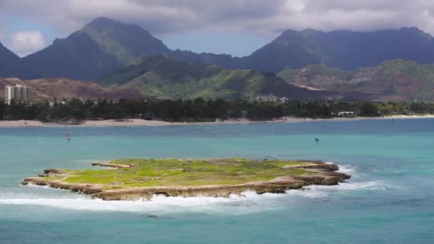 美丽的夏威夷岛景观在运动背景 云中青翠的高山 无人机在有自然保护区的平坦的绿色小岛上飞行 Kailua湾Popoia岛的空中景观 — 图库视频影像